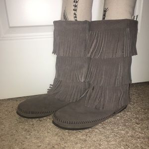Minnetonka 3-Layer Fringe Boot - Size 10